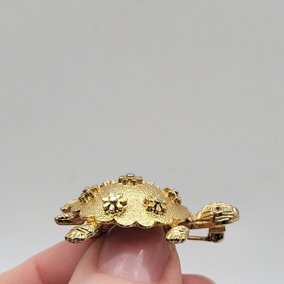 VTG Coro Turtle Brooch | Gold Tone | Flowers | SIGNED - Picture 3 of 7